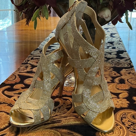 Marc Fisher Nala Mid Heel Gold Glitter Evening Sandals 3 1/4” Heel Size 7M - Picture 10 of 11